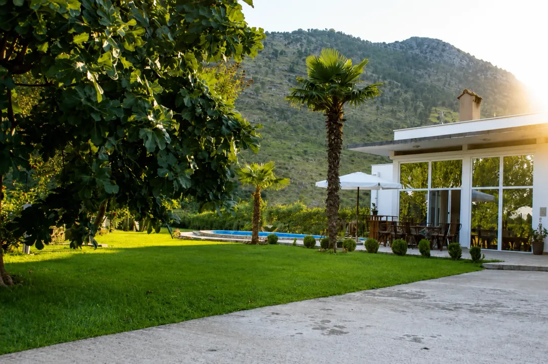 Izdavanje, kuća, 250m², Tološi, Podgorica