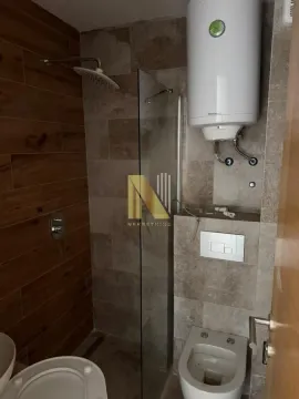 Manje kupatilo sa tuš kabinom i ugradnim elementima. - image 6