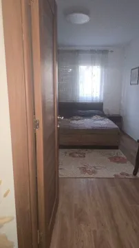 Pogled kroz vrata na opremljenu spavaću sobu sa bračnim krevetom. - image 5
