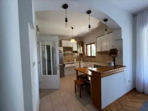 Rent, house, 200m², Tološi, Podgorica