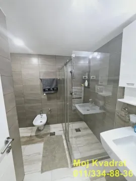 Moderno kupatilo sa tuš kabinom, umivaonikom i bideom. - image 7