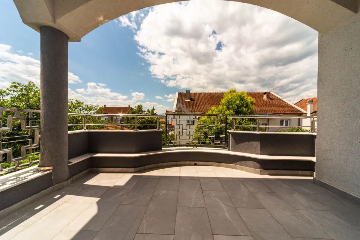 Rent, house, 320m², Zlatica, Podgorica