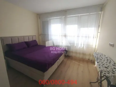 Spavaća soba sa bračnim krevetom i prozorom prekrivenim zavesama. - image 8