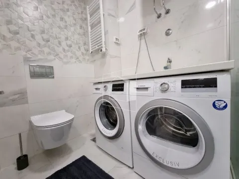 Moderno opremljeno kupatilo sa veš mašinom i sušilicom. - image 16