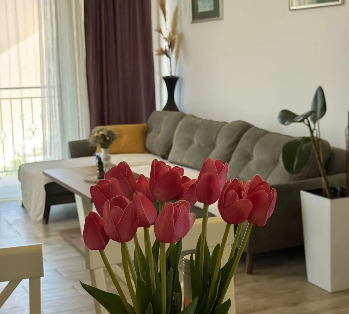 Izdavanje, dvosoban stan, 90m², Đenovići, Herceg Novi