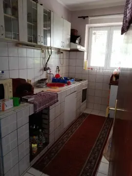 Manja kuhinja sa belim elementima, sudoperom i šporetom. - image 12