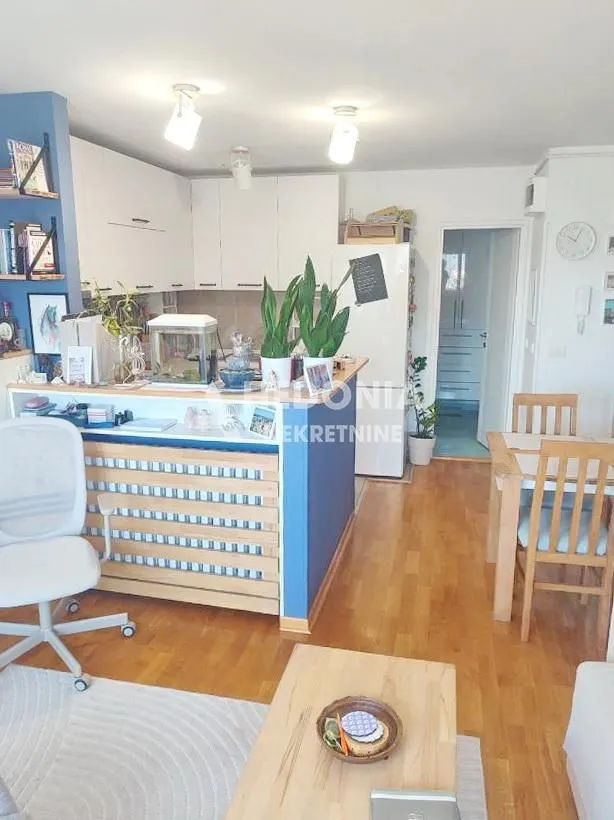 Pregled kuhinje i trpezarije u stanu.