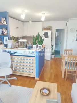 Pregled kuhinje i trpezarije u stanu. - image 12