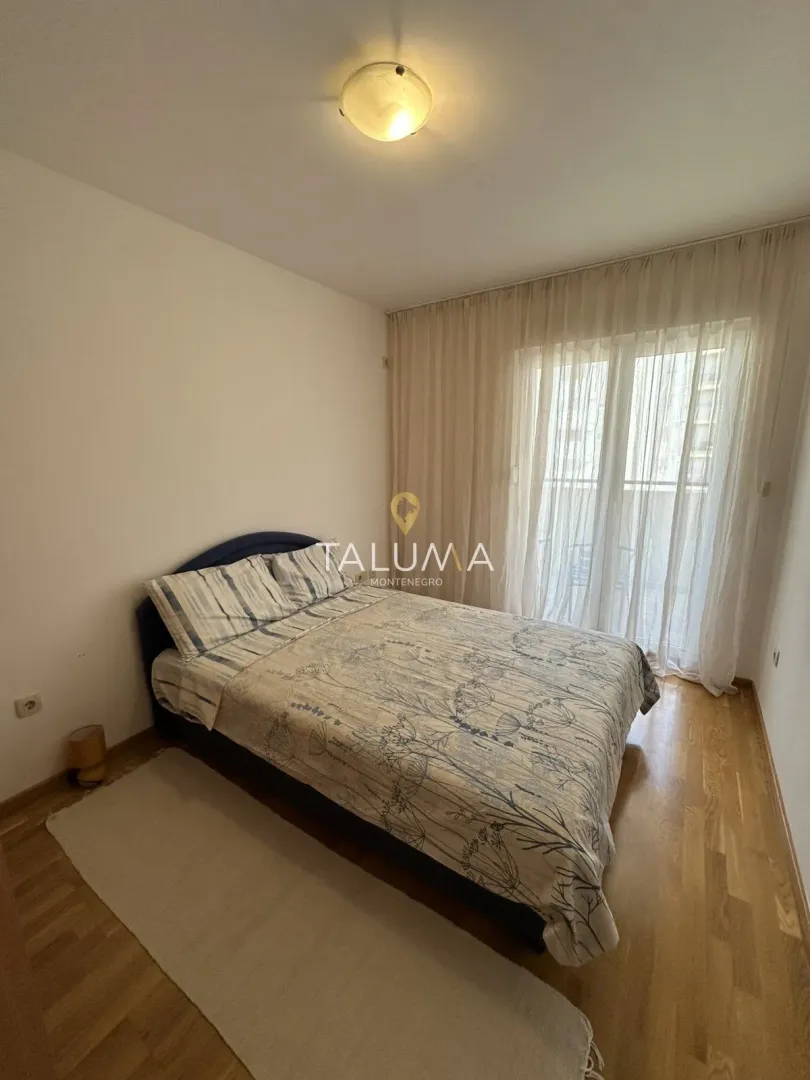 Bedroom with a double bed and access to the terrace.