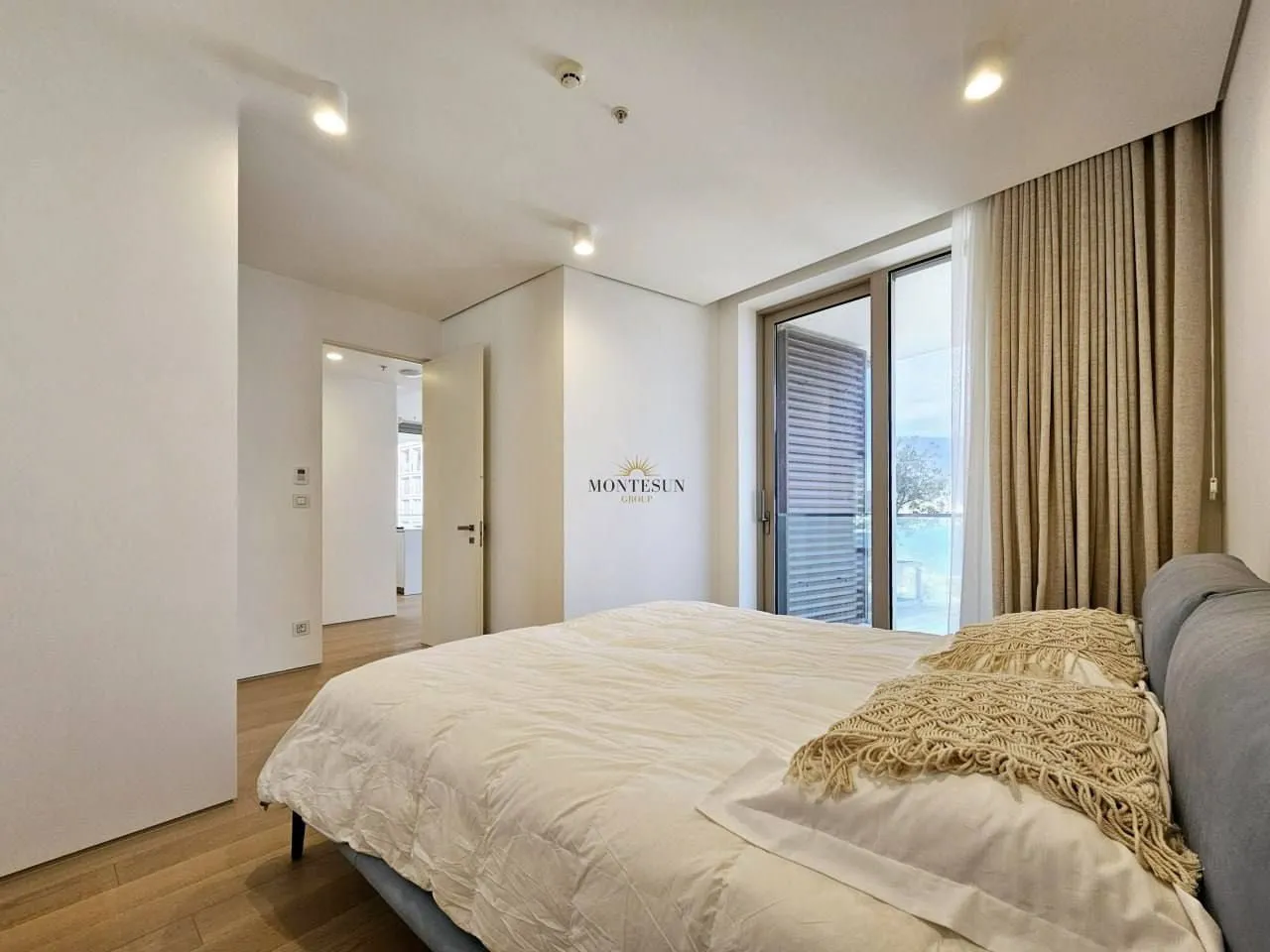 Modern bedroom with a double bed and access to the terrace.