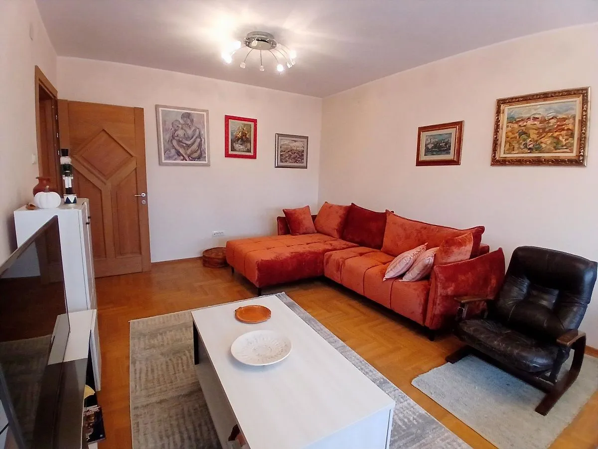 Izdavanje, četvorosoban stan, 88m², Savski Venac, Beograd