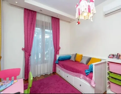 Dječija soba sa krevetom, roze zavjesama i tepihom. - image 5