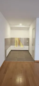 Manji kuhinjski prostor sa pločicama i parketom u prednjem delu. - image 4