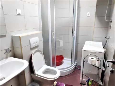 Kompaktno opremljeno kupatilo sa tuš kabinom, umivaonikom i veš mašinom. - image 6