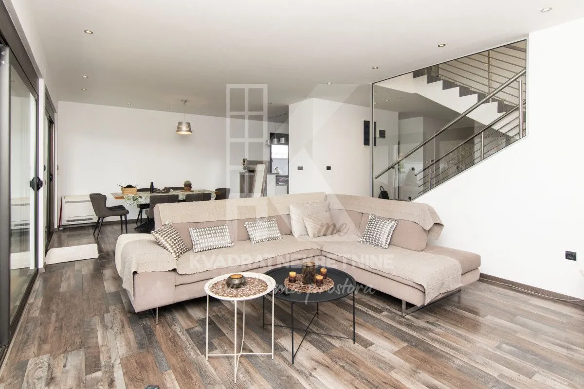 Sale, house, 250m², Tološi, Podgorica