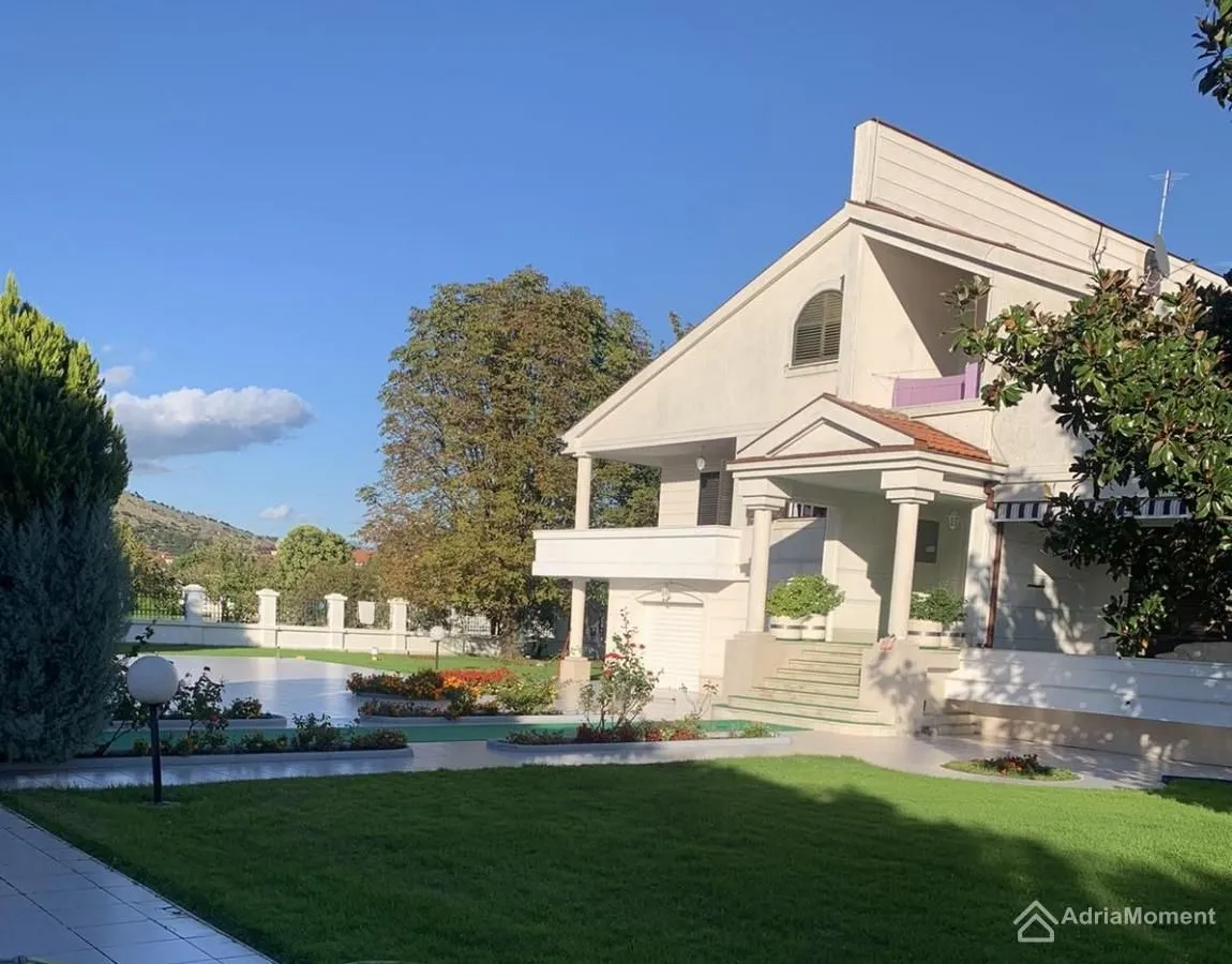 Sale, house, 700m², Tološi, Podgorica