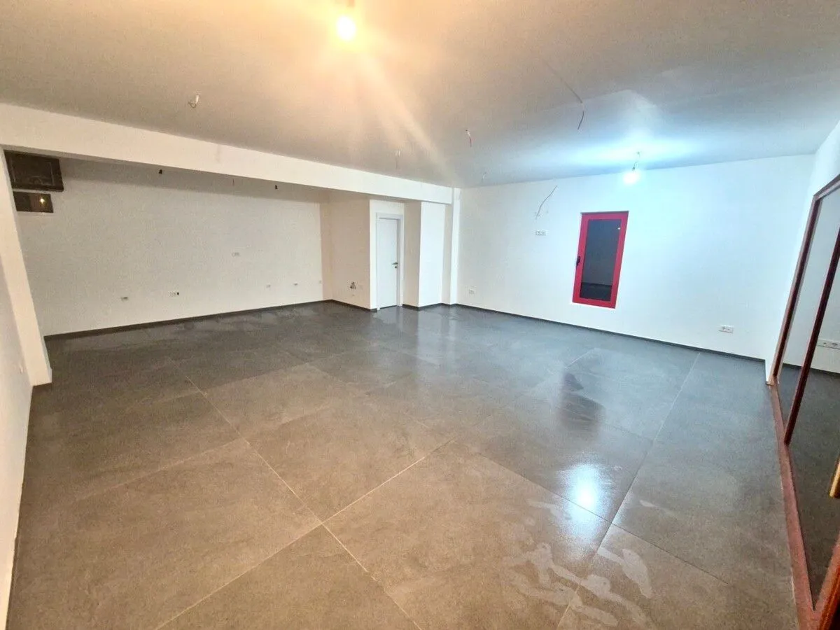 Izdavanje, poslovni prostor, 54m², Momišići, Podgorica