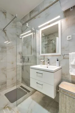 Moderne kupatilo sa tuš kabinom, umivaonikom i ogledalom sa rasvjetom. - image 9