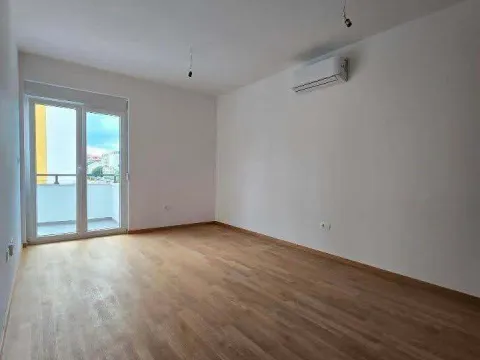 Prodaja, jednosoban stan, 45m², Pobrežje, Podgorica - image 12