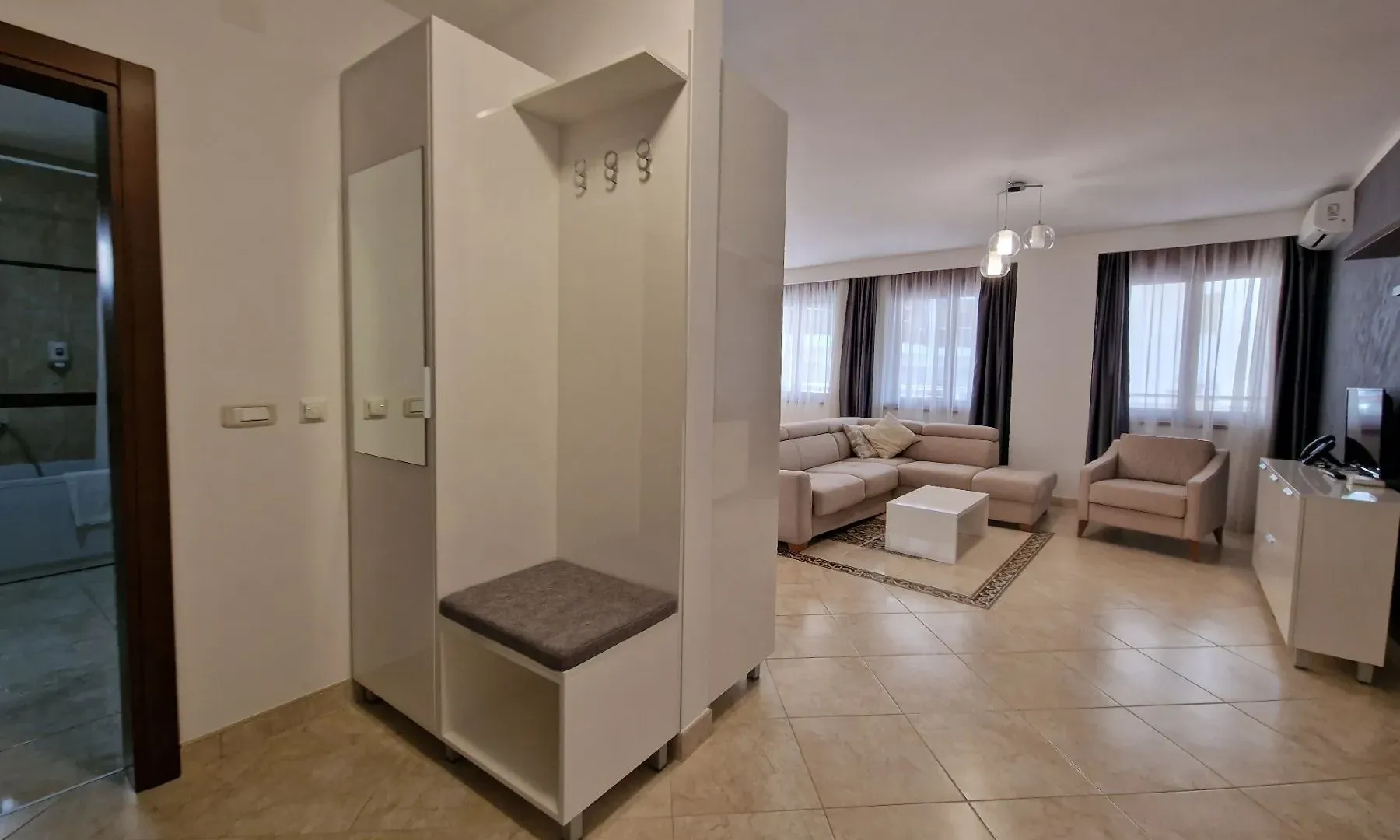 Izdavanje, jednosoban stan, 87m², Bečići, Budva