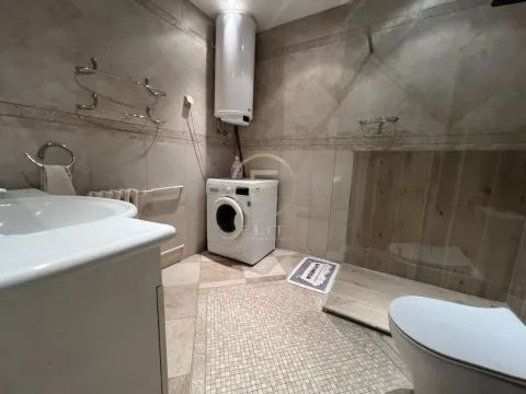 Izdavanje, četvorosoban stan, 130m², Centar, Novi Sad - image 31