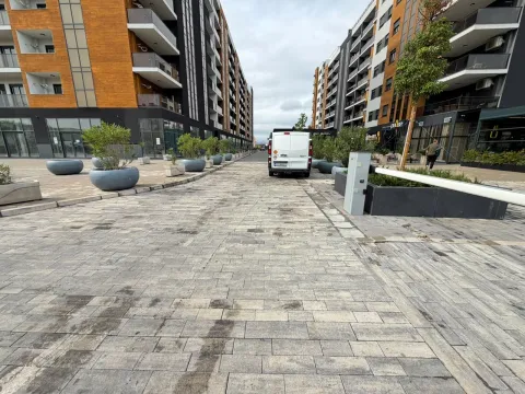 Pogled na popločani prolaz između modernih stambenih zgrada. - image 2