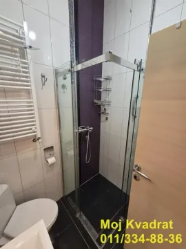 Manje kupatilo sa tuš kabinom, wc šoljom i radijatorom za peškire. - image 8