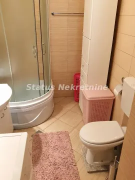 Manje kupatilo sa tuš kabinom, WC šoljom i ormarićem. - image 9