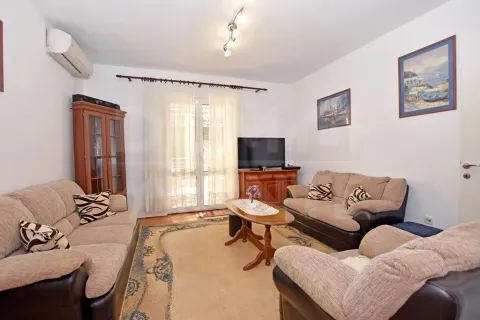 Namještena dnevna soba sa garniturom za sjedenje i TV komodom. - image 2