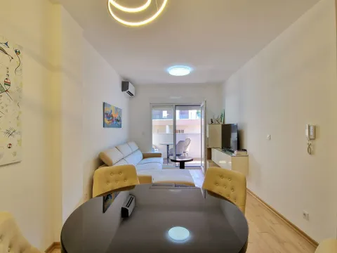 Rent, one bedroom apartment, 45m², Budva, Crna Gora - image 9