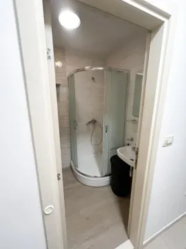 Pogled kroz vrata na kupatilo sa tuš kabinom. - image 11