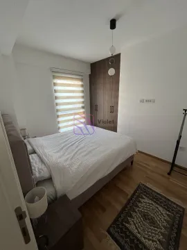 Namještena spavaća soba sa bračnim krevetom, ormarom i prozorom. - image 4