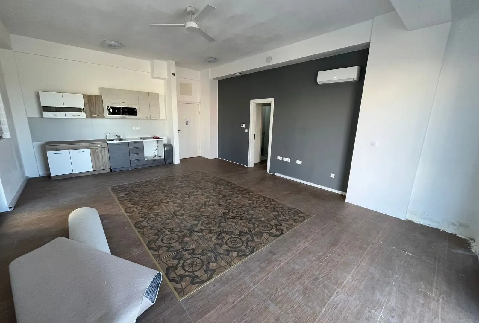 Izdavanje, dvosoban stan, 83m², Bar, Crna Gora