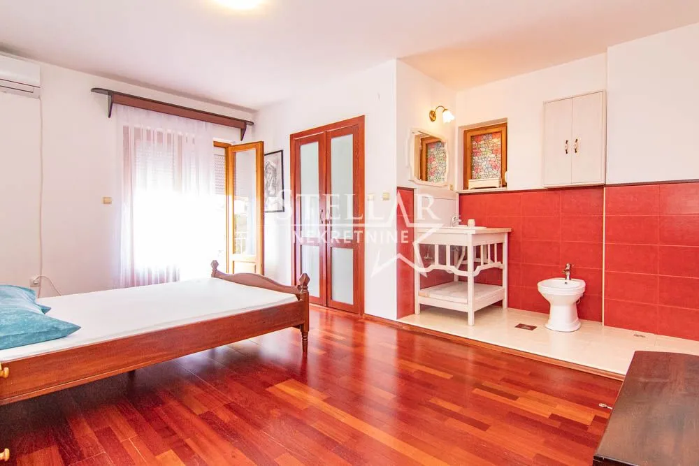 Rent, house, 220m², Tološi, Podgorica