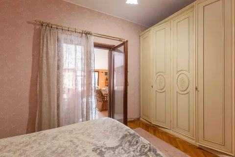 Spavaća soba sa velikim garderoberom, krevetom i izlazom na terasu. - image 52