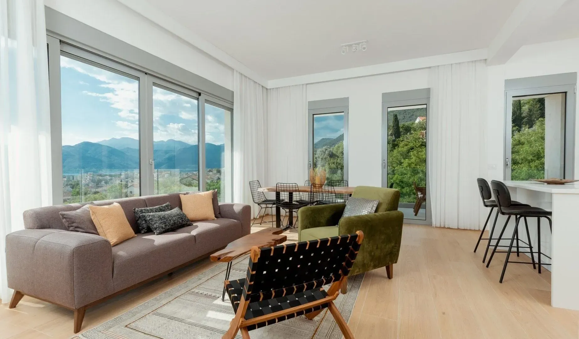 Izdavanje, četvorosoban stan, 273m², Marići, Tivat