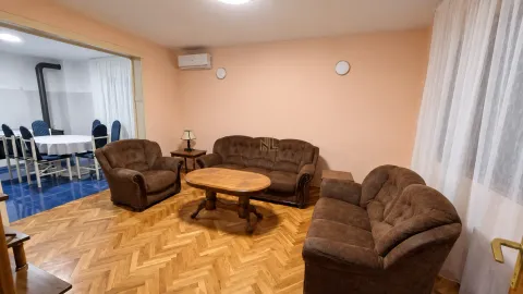 Dnevna soba sa garniturom za sjedenje i drvenim podom. - image 2
