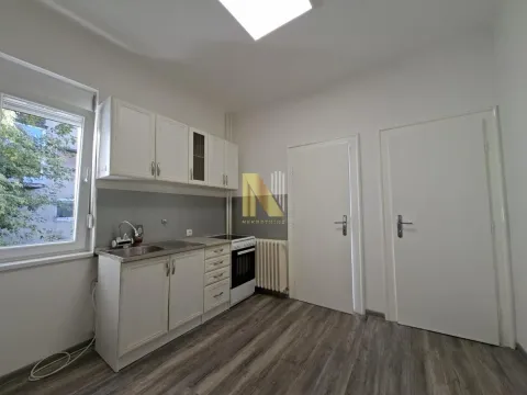 Manja kuhinja sa belim elementima i prozorom. - image 9