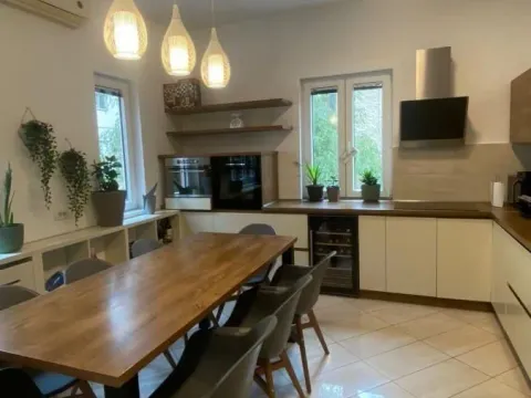 Izdavanje, petosoban stan, 172m2, Crveni Krst, Beograd Izdavanje, petosoban stan, 172m2, Crveni Krst, Beograd