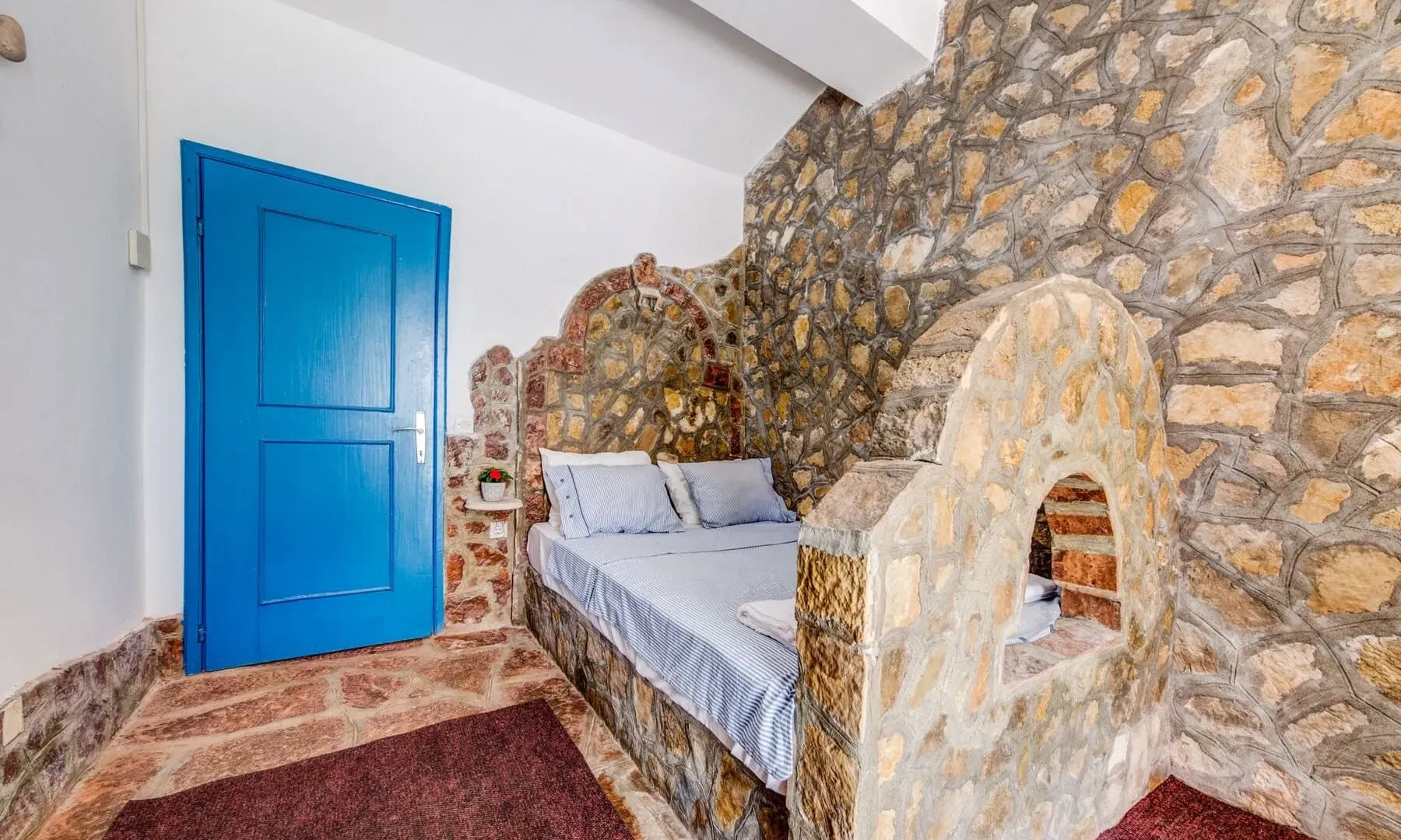 Izdavanje, kuća, 200m², Kotor, Crna Gora