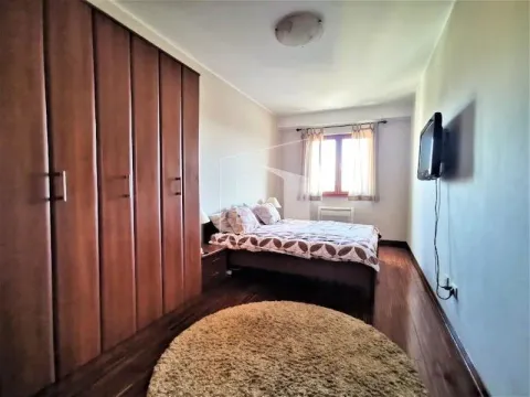 Namještena spavaća soba sa bračnim krevetom, velikim plakarom i tepihom. - image 10