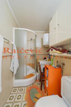Kupatilo opremljeno tuš kabinom, wc šoljom, mašinom za veš i elementima za odlaganje. - image 18