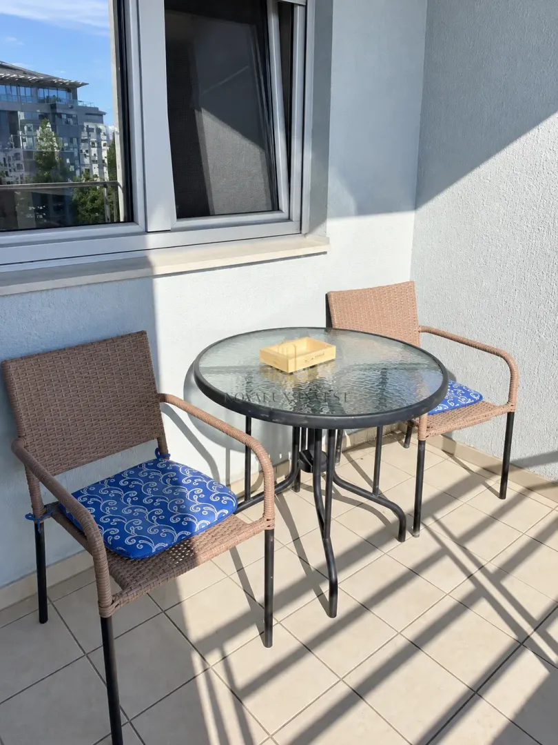 Manji namješteni balkon sa stolom i dvije stolice.