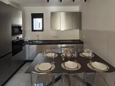 Rent, two bedroom apartment, 61m², Tivat, Crna Gora - image 11