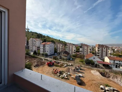 Pogled sa terase na okolne stambene zgrade i gradilište. - image 4