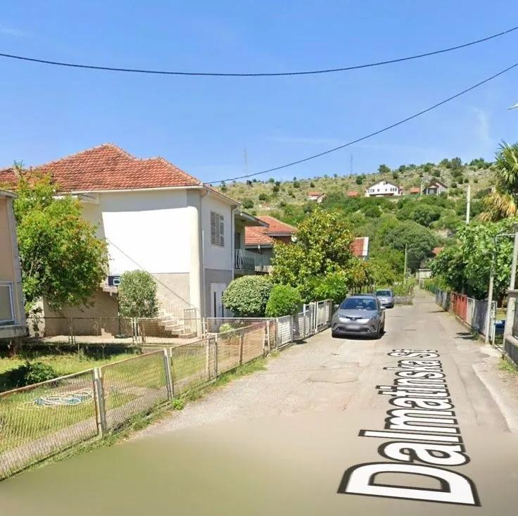 Pogled na ulicu i kuće u naselju.