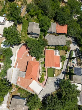 Pogled iz vazduha na porodičnu kuću sa dvoriijem i zelenilom. - image 20