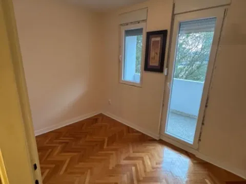 Izdavanje, dvosoban stan, 700m², Preko Morače, Podgorica - image 2