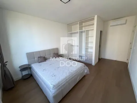 Nameštena spavaća soba sa bračnim krevetom i ugradnim ormarom. - image 9