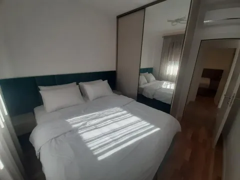 Izdavanje, dvosoban stan, 65m², Dobrota, Kotor - image 7